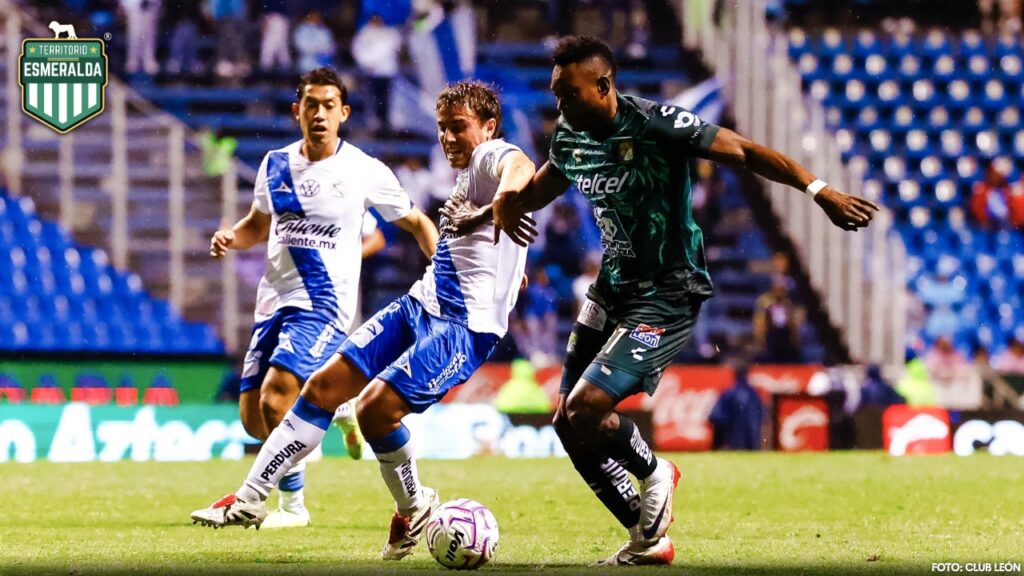 Díber Cambindo vs. Puela. Foto: X / @clubleonfc